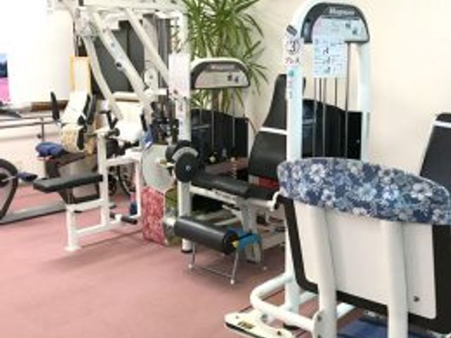 様々なトレーニング機器 機能訓練室 訓練機器が備えられた機能訓練スペースです。ご自身のペースで健康維持に取り組むことができます。