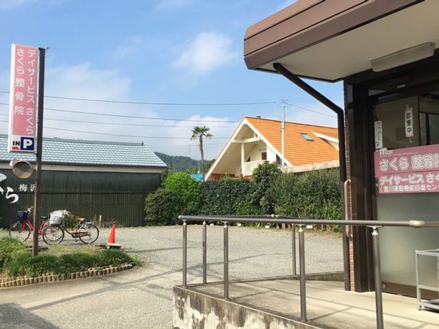 広々としたエントランス エントランス 手すりとスロープが整ったエントランスです。安心してお越しいただける工夫が施されています。