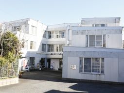 明るい日差しの建物外観