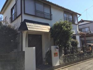 庭と門のある外観