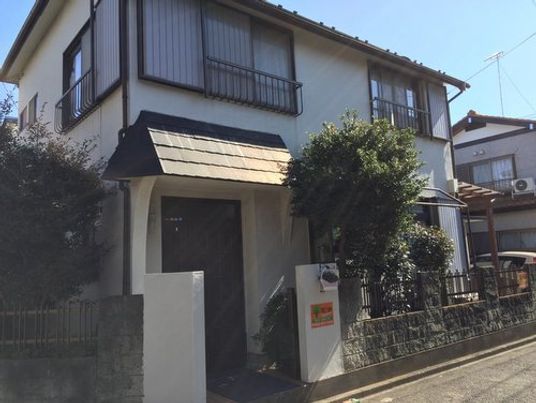 庭と門のある外観