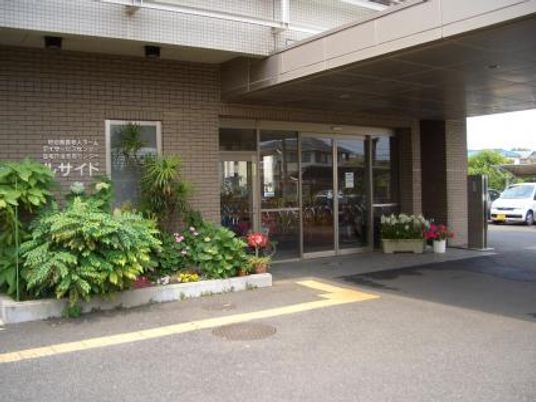 植物が飾られた玄関