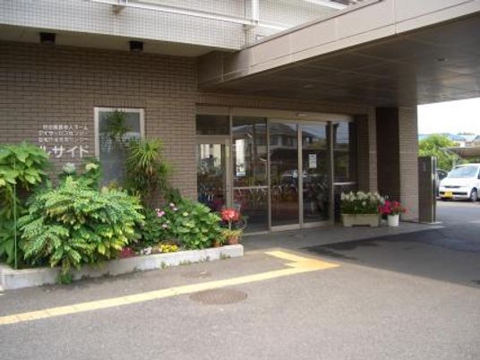 花が飾られたエントランス