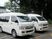 送迎車が並ぶ駐車場  