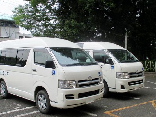 送迎車が並ぶ駐車場  