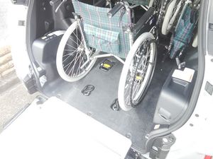 車椅子を載せた車内  