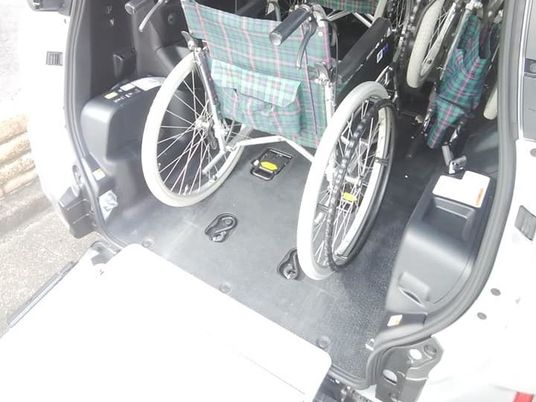 車椅子を載せた車内  