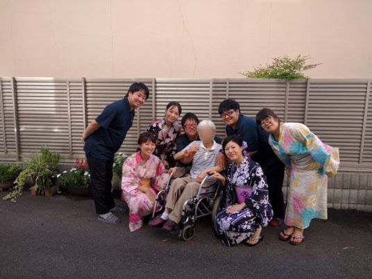 和装で集う笑顔の人々