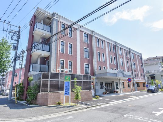 赤茶色の建物の外観