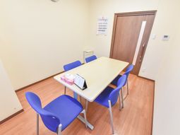多目的室のテーブルと椅子