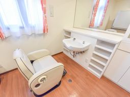 清潔感のある洗面台の室内
