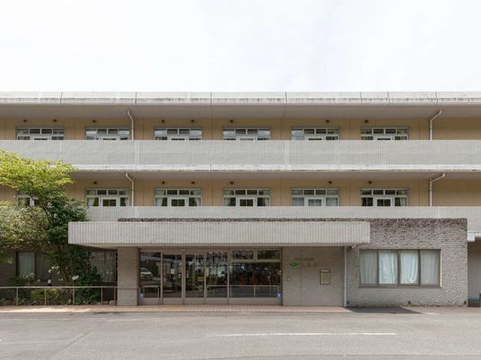 正面玄関の外観です  