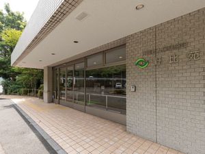 施設の正面玄関外観  
