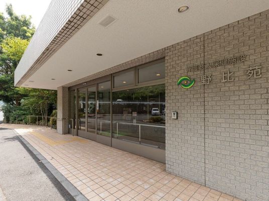 施設の正面玄関外観  
