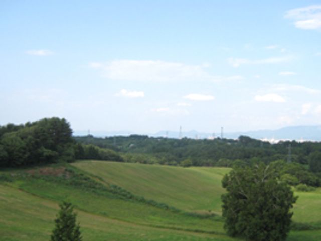 広がる緑の中庭 景色 こちらはのびのびとした広々とした中庭です。爽やかな風と共に、四季折々の景色をお楽しみいただけます。