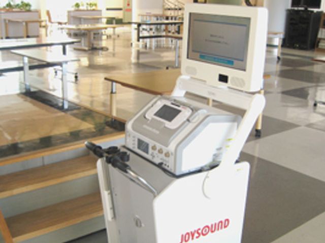 カラオケ機器と共有スペース カラオケ 広々とした共有スペースにはカラオケ機器が設置され、様々な催し物や交流が楽しめる設計になっています。ゆったりとお過ごしいただける環境を提供しております。