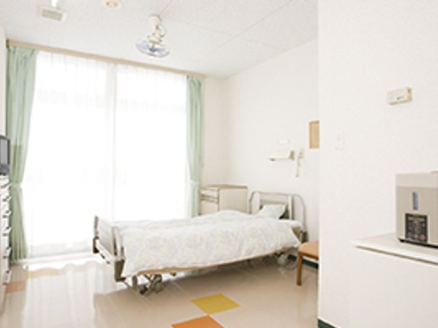 清潔な個室の居室 居室 心地よい個室で、プライバシーに配慮した環境です。必要な家具が配備され、快適な日々を過ごせます。