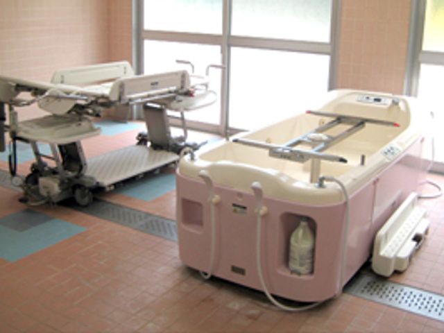 浴室の入浴設備 特浴室 清潔感のあふれる浴室には、安全性を考慮した最新の入浴設備が整っており、利用者の快適な生活をサポートします。
