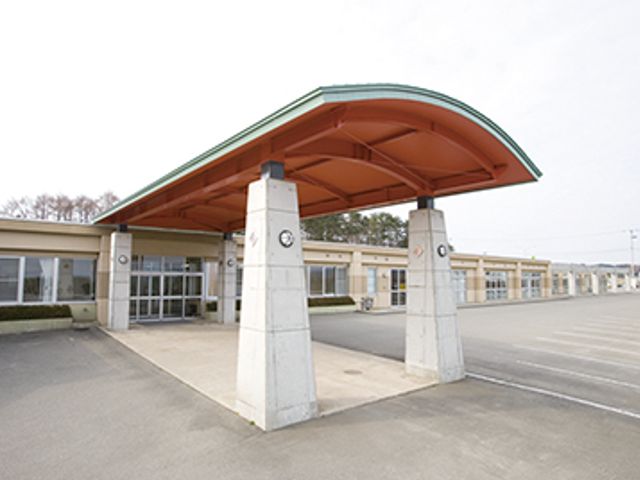 広々とした施設のエントランス 外観 ゆったりした開放感のあるエントランスです。働くスタッフや訪れる方々が、出入りしやすい構造になっています。