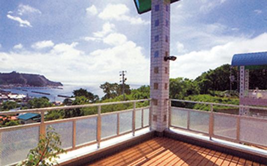 海を望む開放的なテラス
