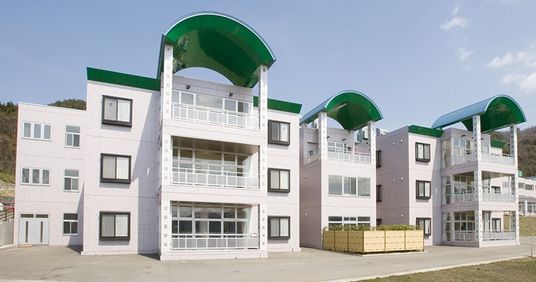 緑の屋根の明るい建物