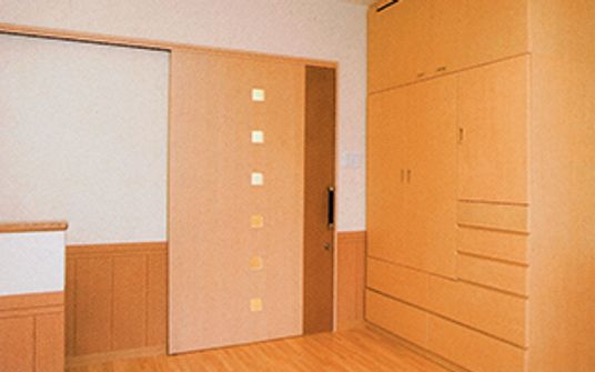 落ち着いた色合いの居室