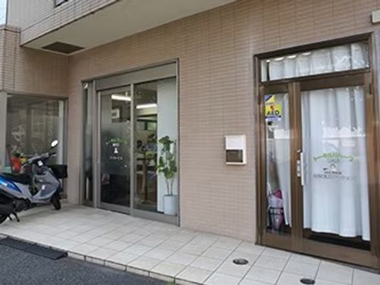 施設の入口外観  