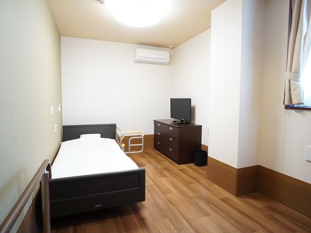 清潔な個室の居室 居室 シンプルで暖かみのある居室です。快適な生活をサポートする家具が備わっています。