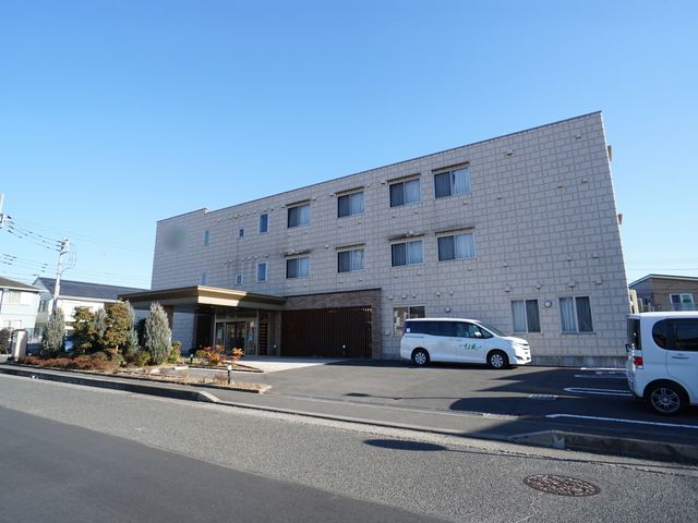 明るい日差しの外観 外観 日差しが心地よい広々とした入り口が特徴です。働く環境として安らぎと活気を感じさせる空間が広がっています。