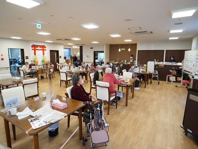 居心地の良い食堂空間 共有スペース 多様なニーズに対応した広々とした食堂です。共に過ごす時間が温もりを感じさせる空間を提供しています。