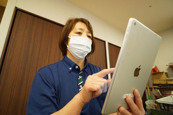 スタッフがタブレットを操作