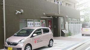 車が停まっている外観