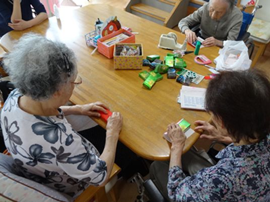 明るい多目的室で過ごす人々