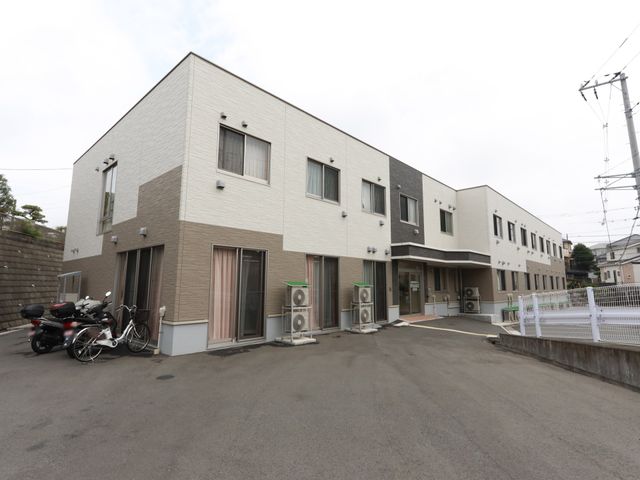 モダンな建物のエントランス 外観 清潔でモダンなデザインが特徴の建物外観です。働くスタッフへの配慮が感じられる環境を備えています。