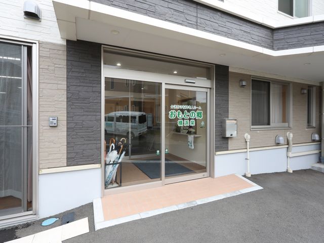 明るい施設のエントランス 玄関 ガラス戸からは日差しが差し込み、明るく開放的なエントランスです。車椅子でも安心して出入りできる設計になっています。