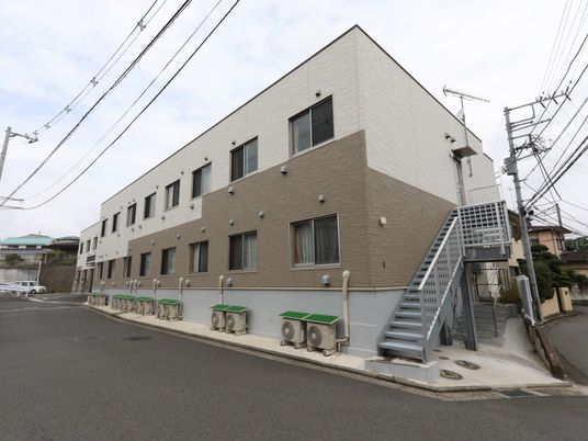 シンプルな外観の建物