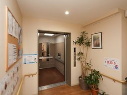 廊下とエレベーターの一角