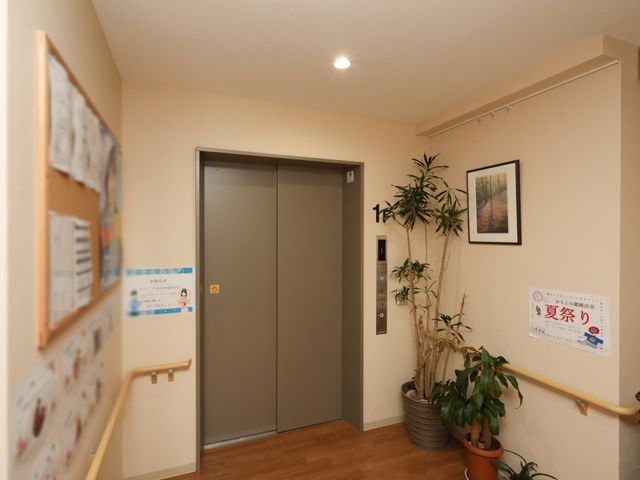エレベーター前の廊下 エレベーター 手すりとゆったりとしたスペースを備え、情報掲示も見やすい明るい廊下が整備されています。安全に配慮された移動空間を体感でき、就業環境の参考になるでしょう。