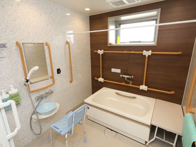 バリアフリー浴室設備 浴室 手すり付きで安全性を考慮した清潔な浴室です。快適な入浴をサポートする充実した設備が整っています。