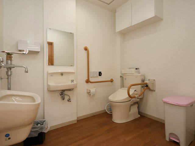 バリアフリー設計のトイレ トイレ 手すり付きの清潔なトイレです。車椅子の方でも使いやすい工夫がされており、快適な日常をサポートします。