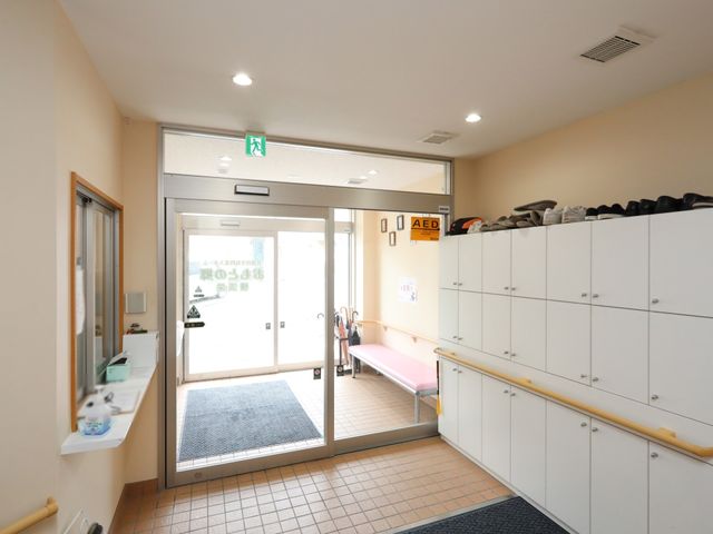 エントランスの手前の控え室 玄関内部 ゆったりとした控え室、靴を脱いでリラックス。AED設置で安心の環境です。