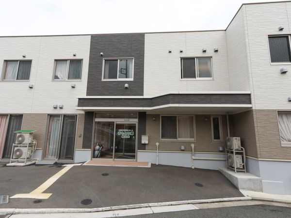 明るい外観の建物入口