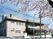 桜に囲まれた建物外観