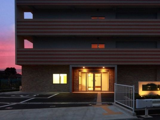 夕暮れ時の施設外観