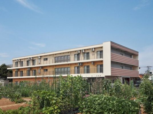 広々とした外観の建物