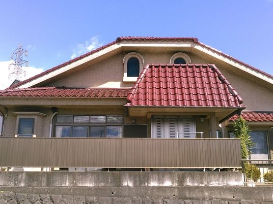 赤い屋根の建物外観  