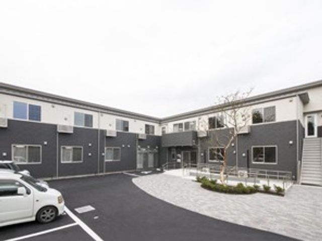 建物外観と駐車場の外観 外観   落ち着いた色合いの建物と、ゆとりのある駐車スペースが見えます。働く場の雰囲気をイメージしやすい外観です。
