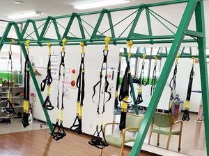 吊り具のある訓練室  