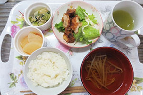 食事トレイの料理