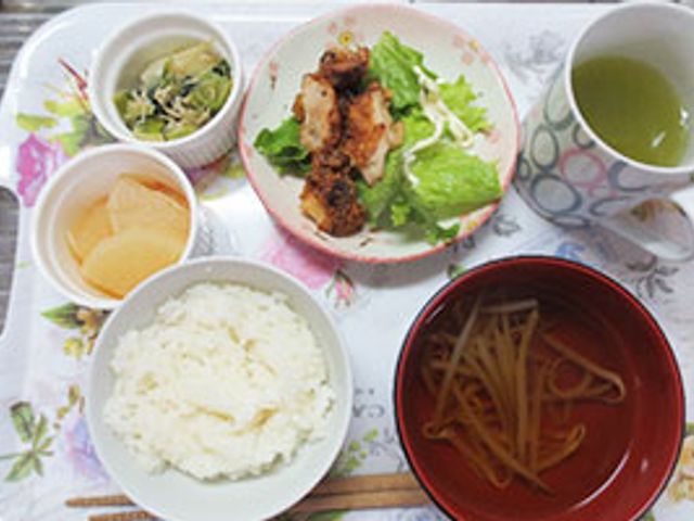 食事トレイの料理 料理 栄養バランスの取れた食事が提供され、安心して過ごせる施設です。